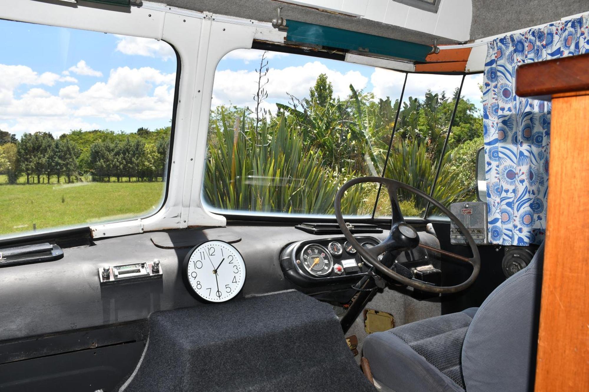 Evi The School Bus At Oromahoe Downs Farm Puketona Exterior photo