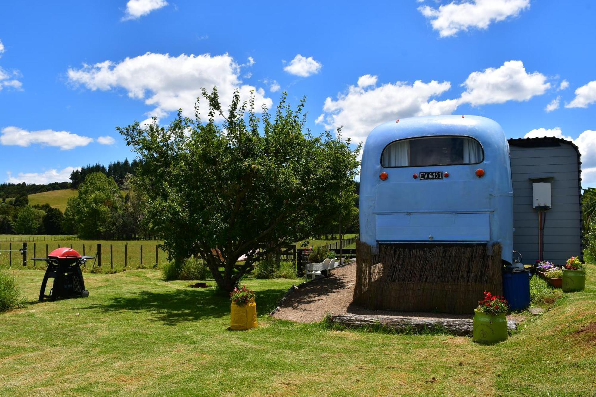 Evi The School Bus At Oromahoe Downs Farm Puketona Exterior photo