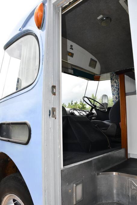 Evi The School Bus At Oromahoe Downs Farm Puketona Exterior photo