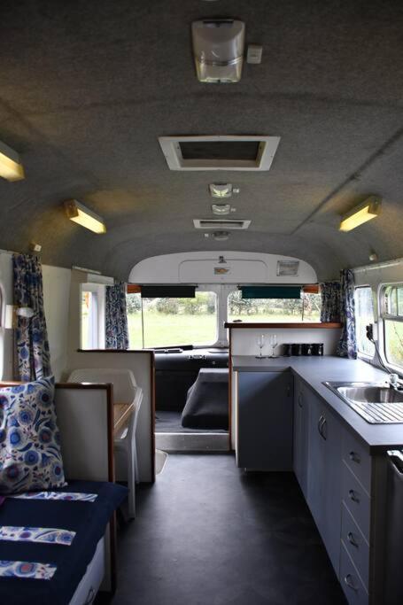 Evi The School Bus At Oromahoe Downs Farm Puketona Exterior photo