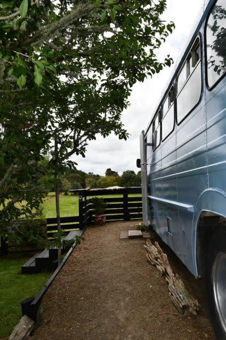 Evi The School Bus At Oromahoe Downs Farm Puketona Exterior photo